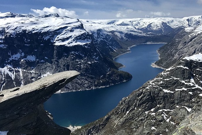 The dramatic Trolltunga gives great views over Ringedalsvatnet. 