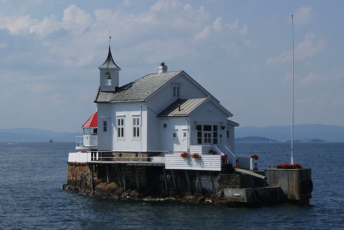 Dyna lighthouse in the Oslofjord can be seen on boat trip from Oslo