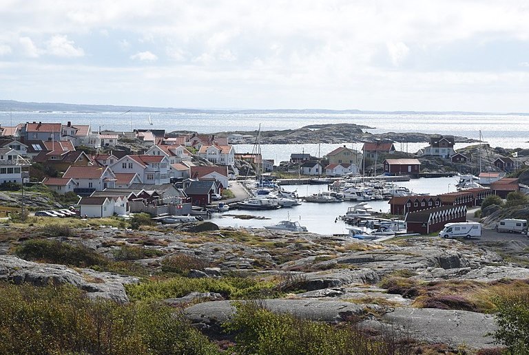 Fotö is a fishing island with good swimming spots
